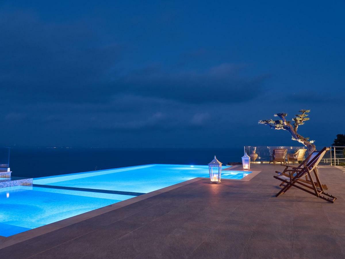 Golden July Luxury Villa Akrotiri  エクステリア 写真